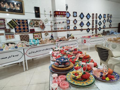 عکس نمایشگاه و مرکز کارآفرینی رویش سبز