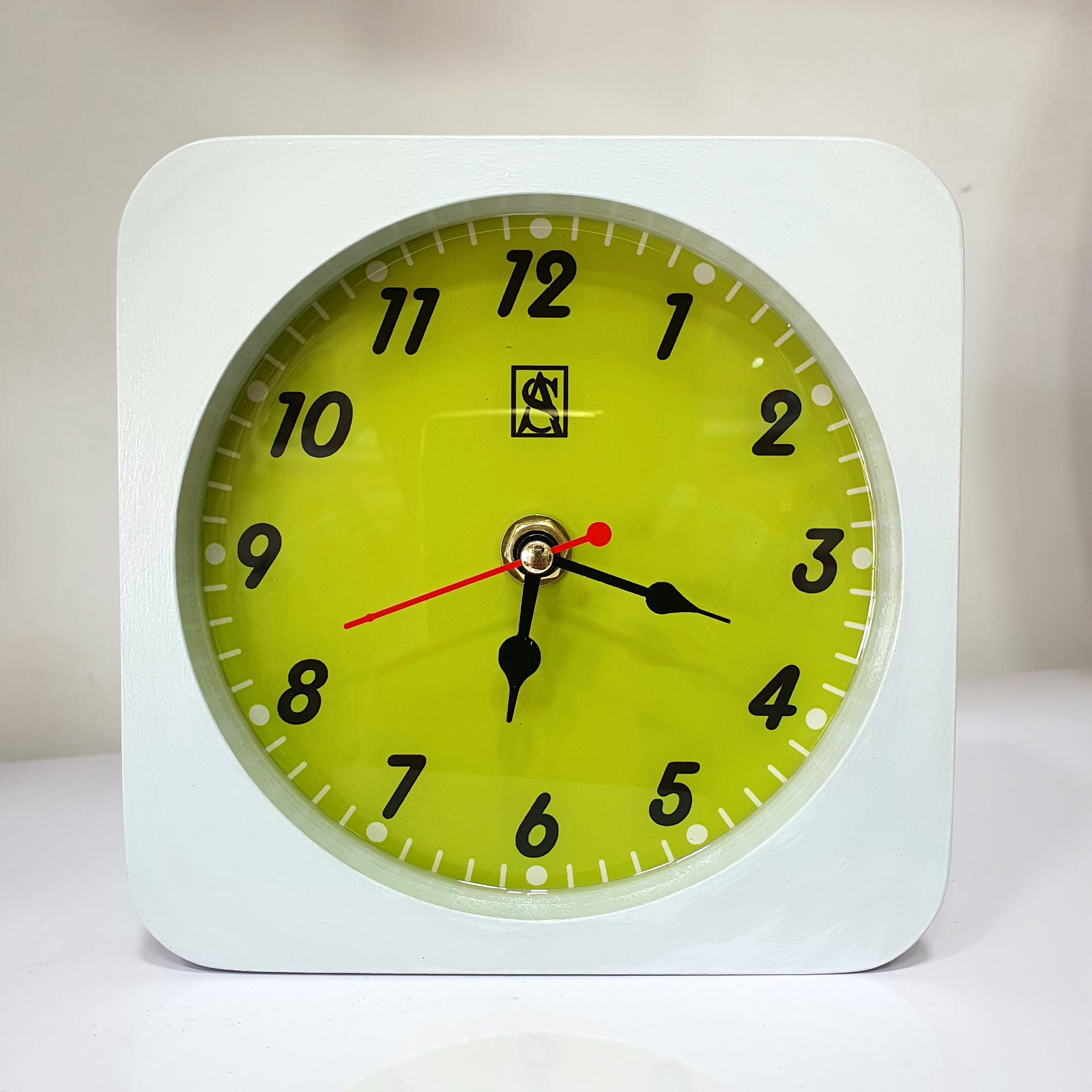 عکس ساعت دیواری رزینی سیاسیاهی