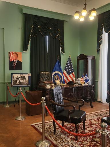 عکس سفارت پیشین آمریکا