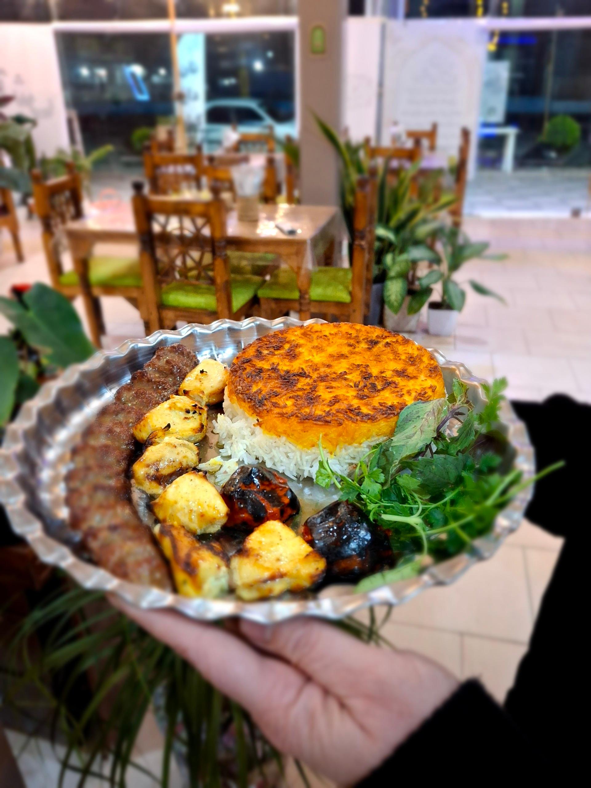 عکس صبحانه خوری خواهر و برادر