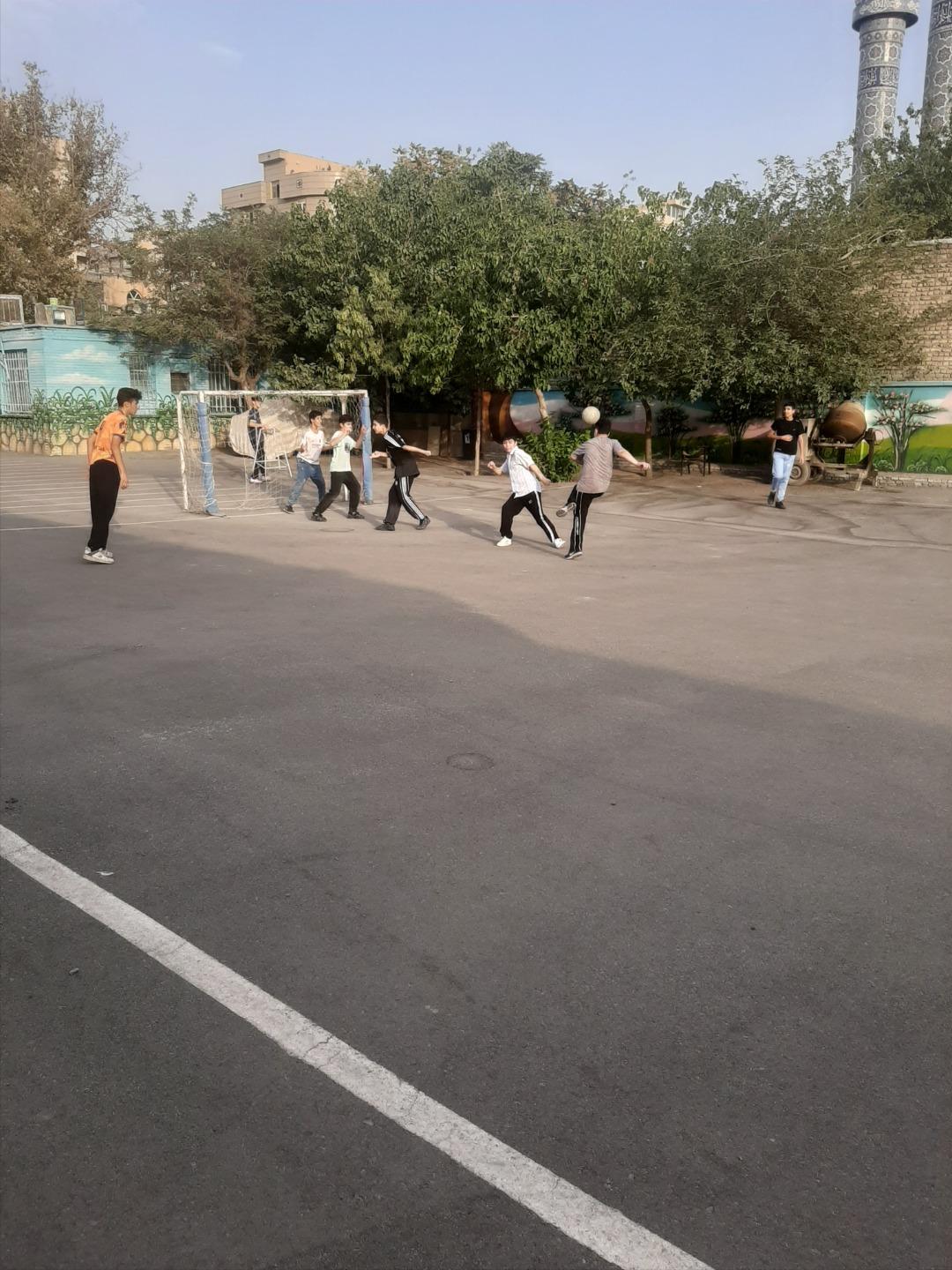 عکس زمین فوتبال دبیرستان ایثار 