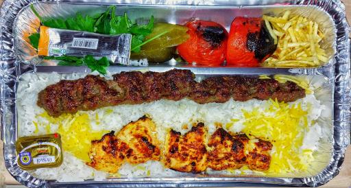 عکس تهیه غذای میزبان