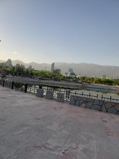 مجتمع تجاری و تفریحی رواق مال