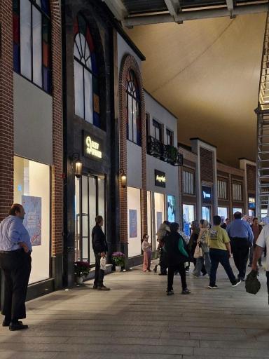 مجتمع تجاری و تفریحی رواق مال