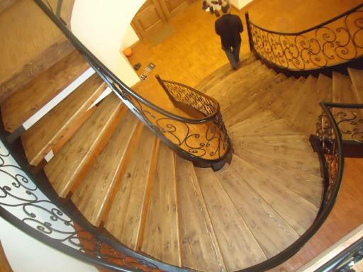 عکس ساخت پله گرد فلزی و بتنی بابایی