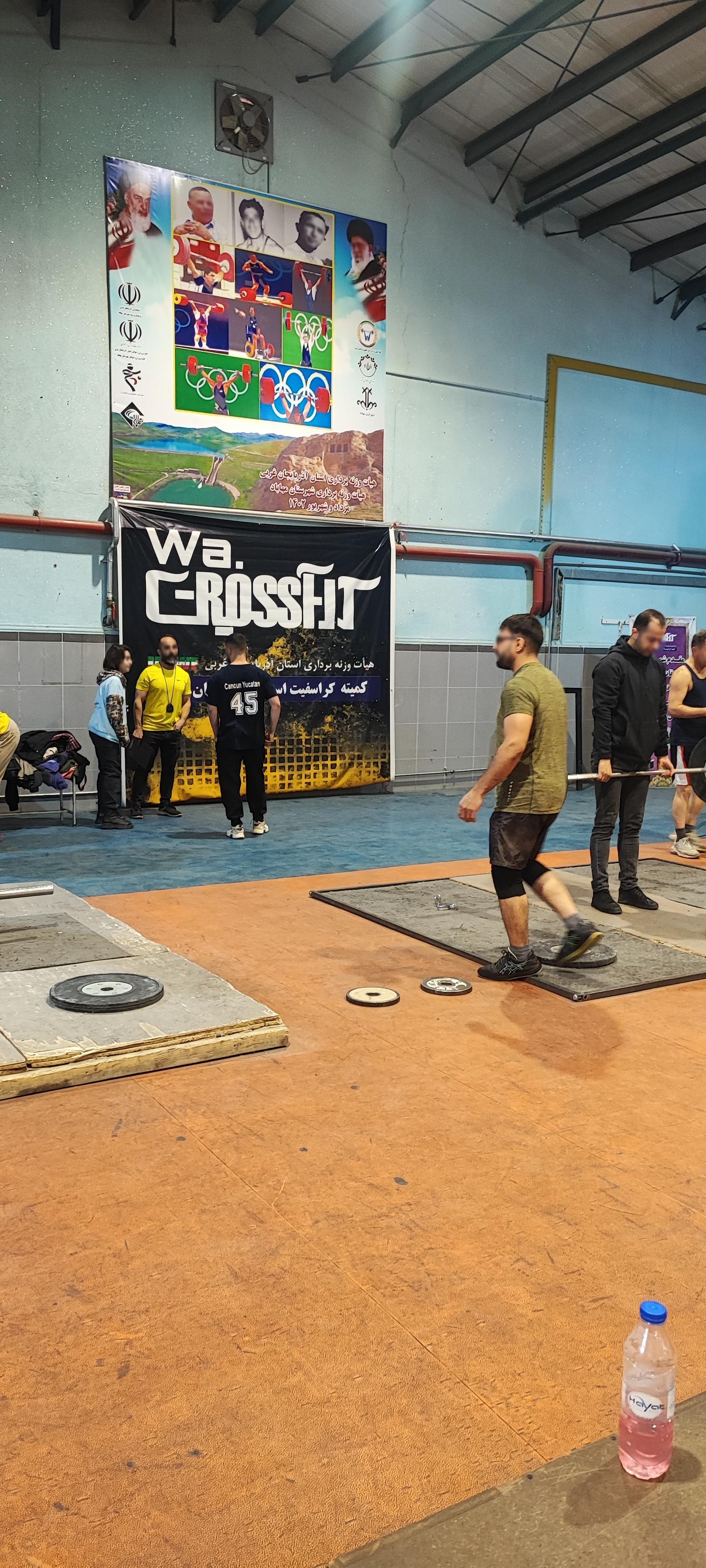 عکس سالن وزنه برداری و کشتی مهاباد