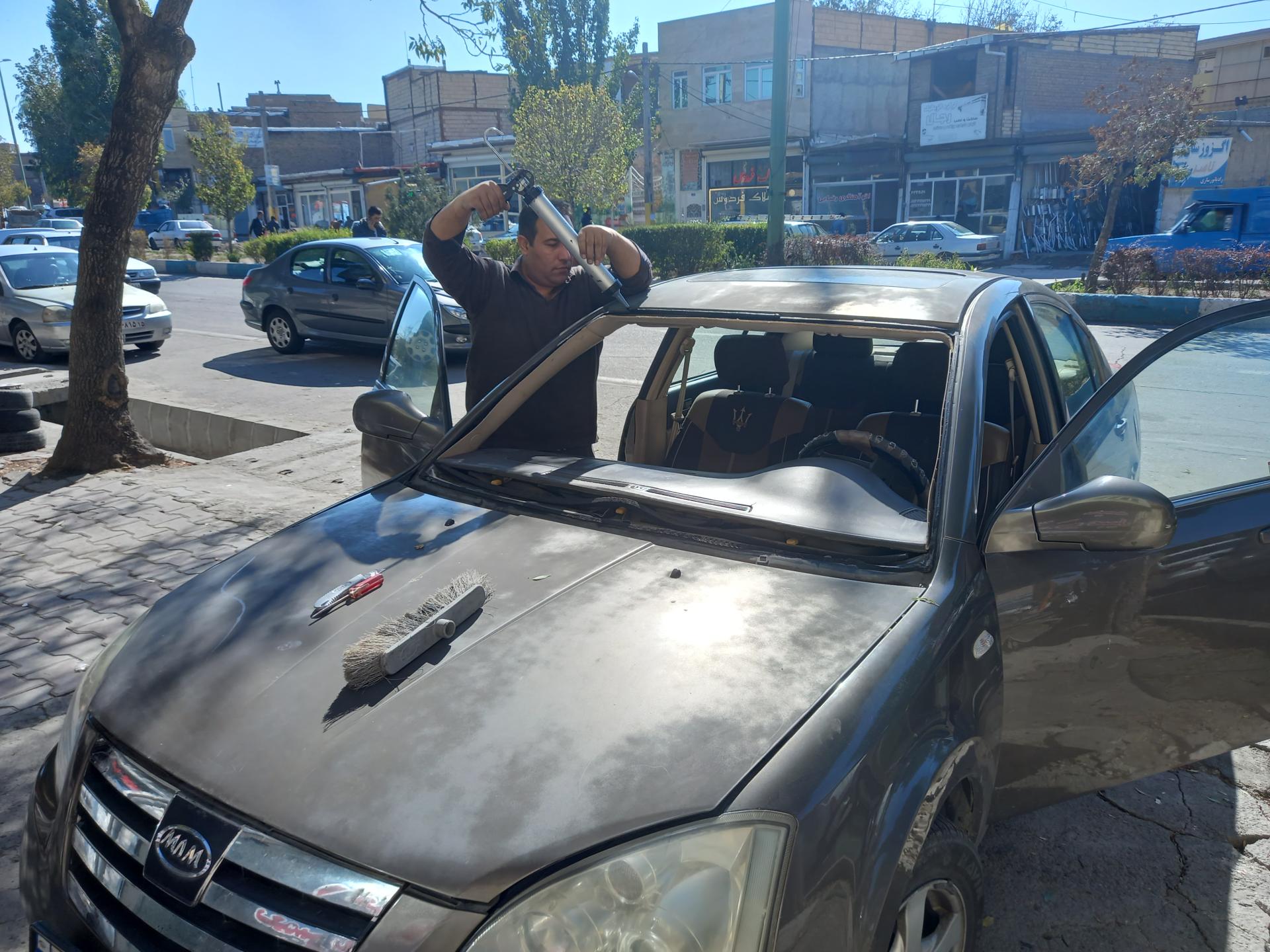 عکس شیشه اتومبیل برادران ستاری