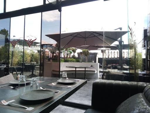 عکس کافه رستوران با پیانو