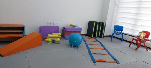 عکس کلینیک کاردرمانی و گفتار درمانی یارا