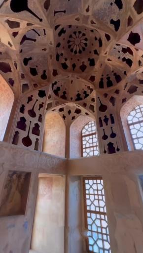 عکس تالار تنگ بری عمارت عالی قاپو