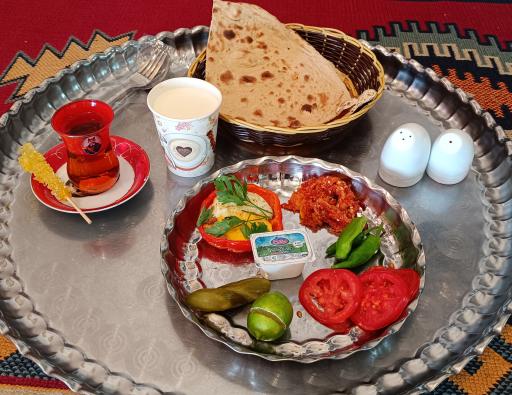 عکس رستوران و سفره خانه سنتی دلنشین