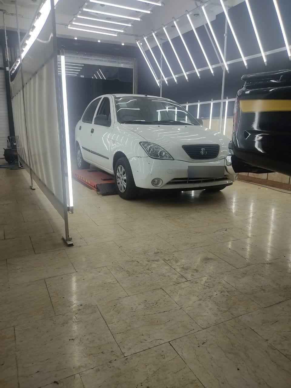 عکس کارشناس رنگ سیار خودرو