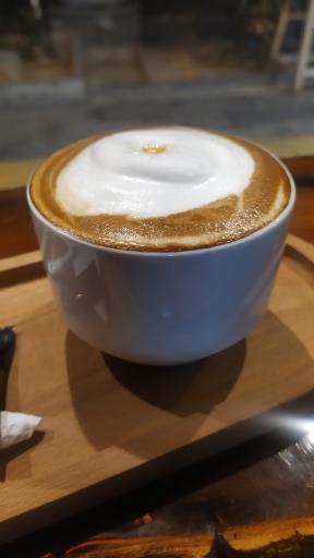 عکس کافه و بستنی لوتوس