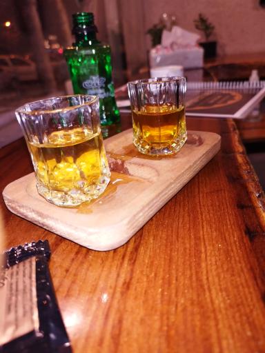 عکس کافه و بستنی لوتوس