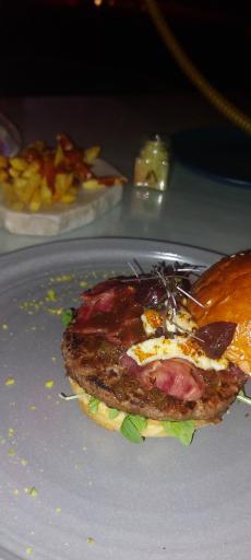 عکس هتل بزرگ آتانا