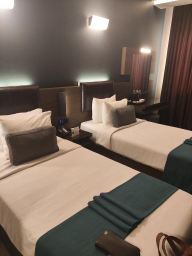 عکس هتل بزرگ آتانا