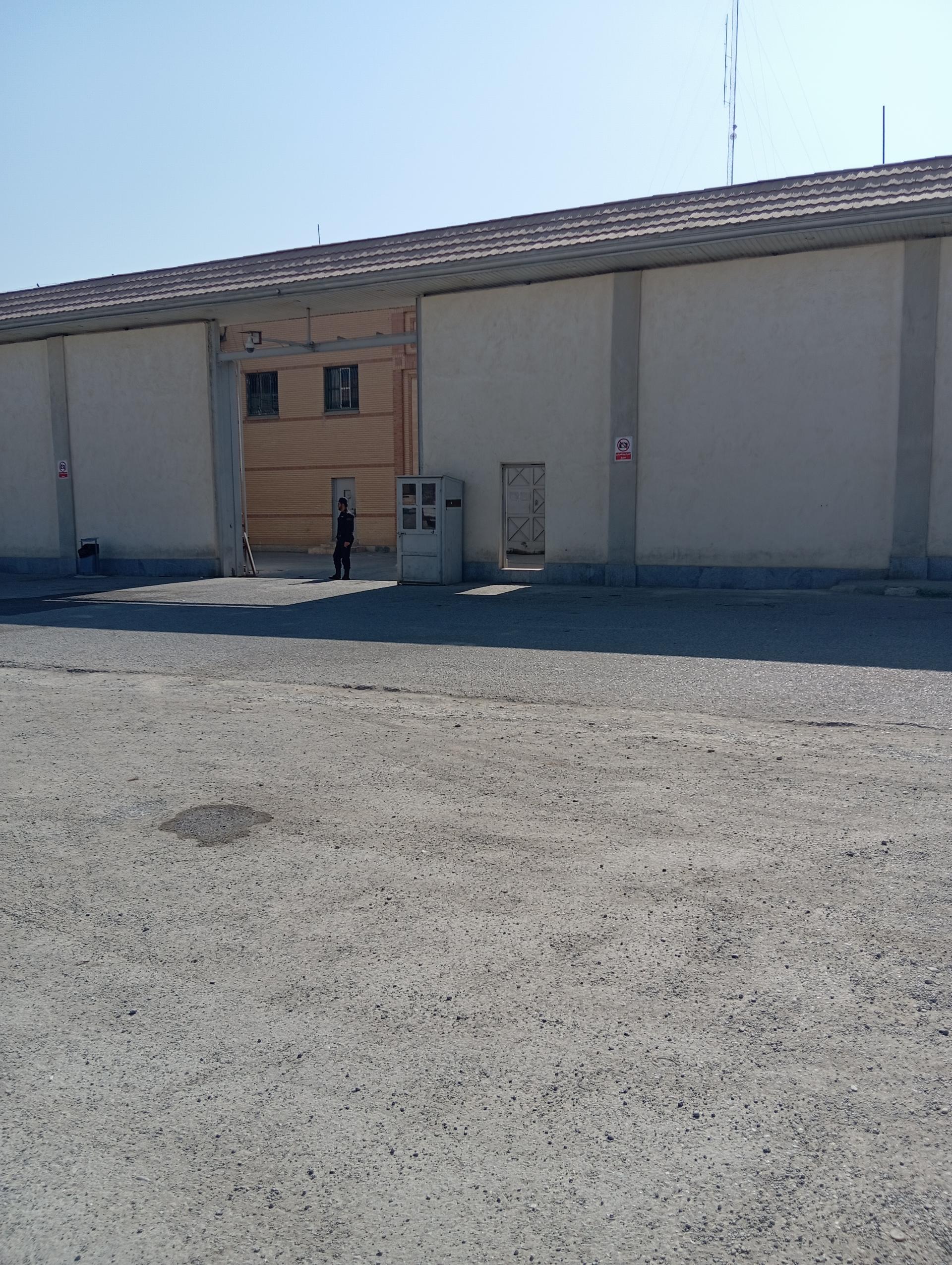 عکس درب ورودی زندان قزلحصار ( زندانیان)