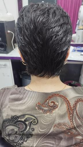 عکس سالن زیبایی و کاشت ناخن بلوط