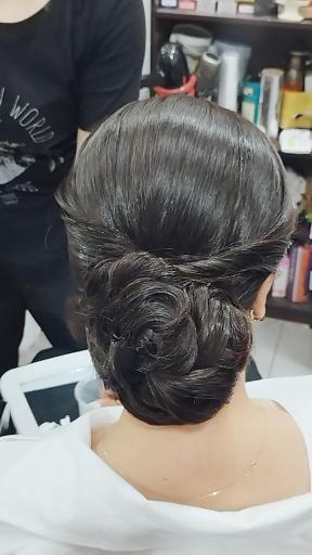 عکس سالن زیبایی و کاشت ناخن بلوط