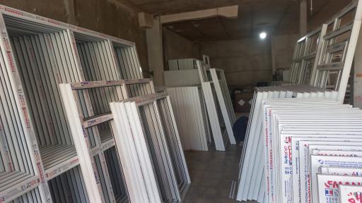 عکس گروه صنعتی درب و پنجره افق