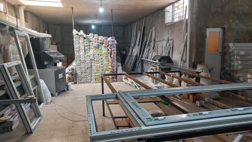 عکس گروه صنعتی درب و پنجره افق