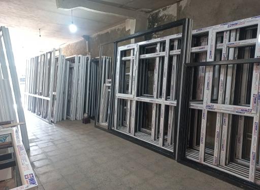 عکس گروه صنعتی درب و پنجره افق