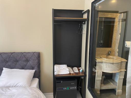 مهمانپذیر شیرون