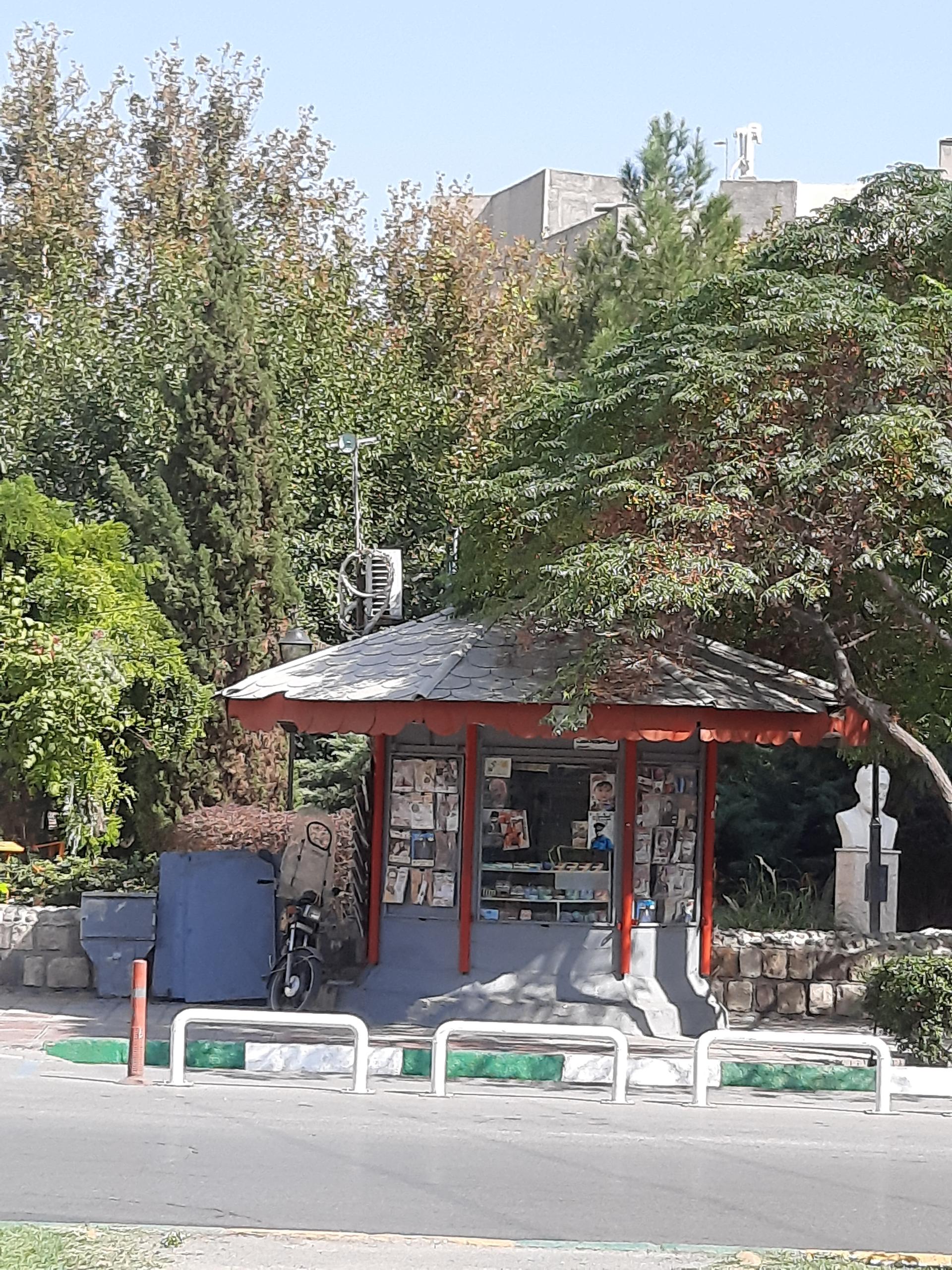 عکس دکه مطبوعات و خوراکی