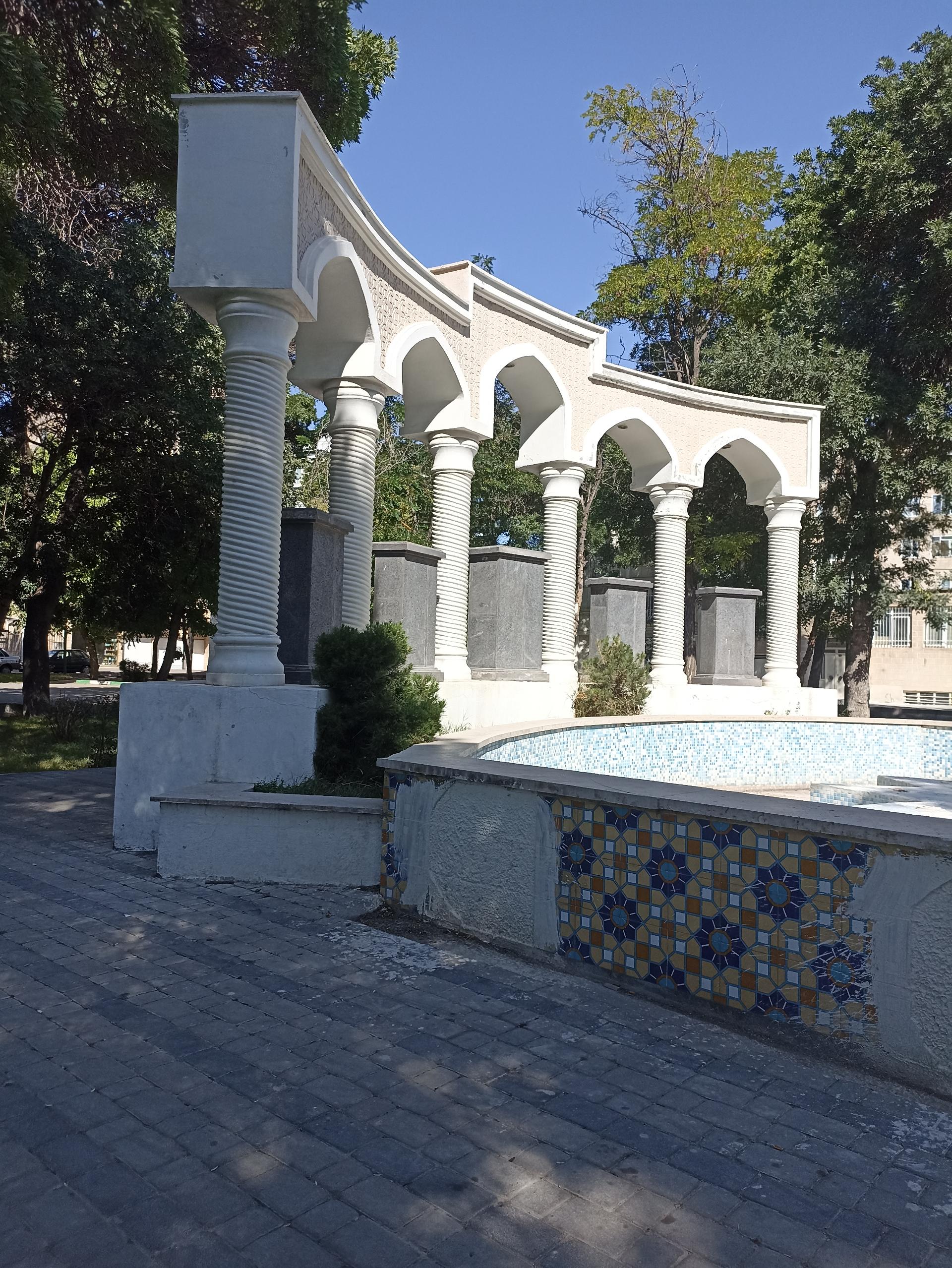 عکس یادمان خاندان موذن زاده اردبیلی