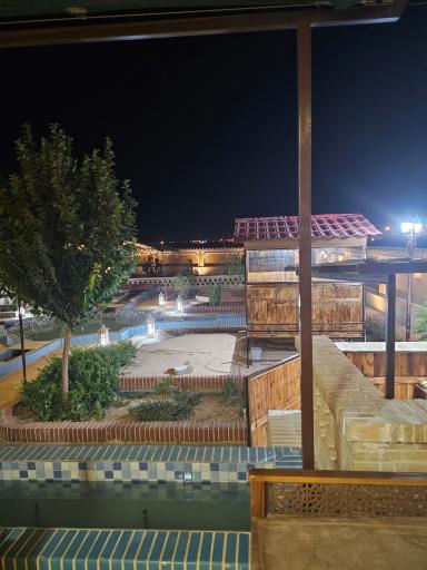 عکس عمارت شب نشین