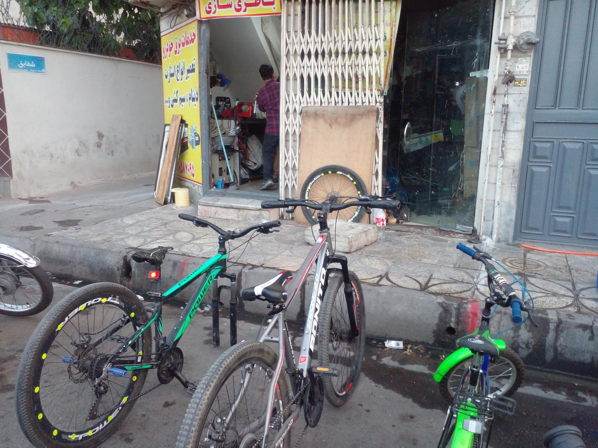 عکس تعمیرات دوچرخه مجیدی