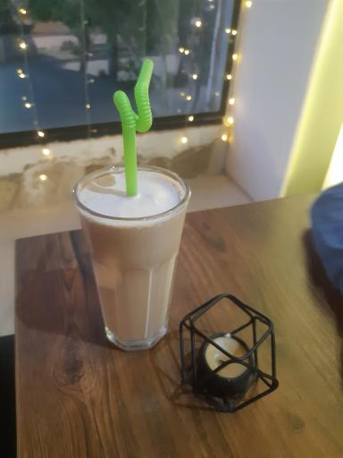 عکس کافه لئون