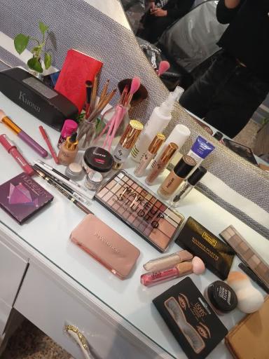 عکس سالن‌ زیبایی‌ نگارین