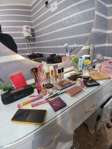 عکس سالن‌ زیبایی‌ نگارین