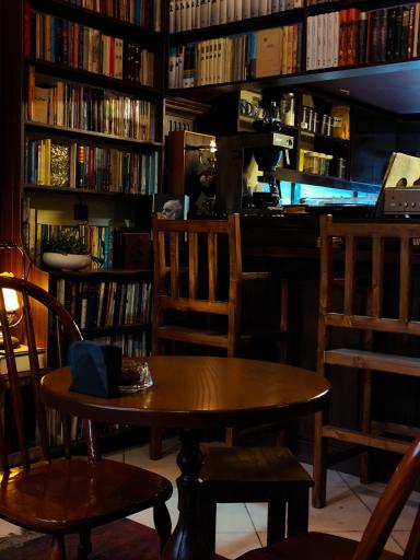 عکس کافه کتاب پرنده آبی