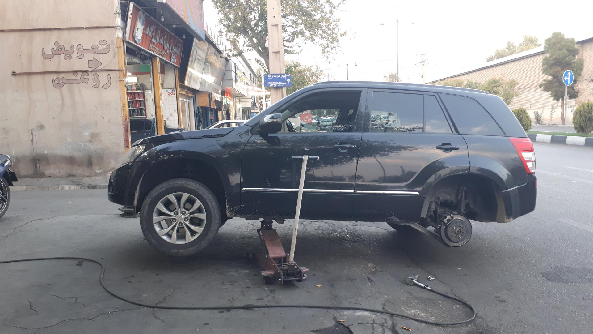 عکس تعویض لاستیک و بالانس کمال‌زاده