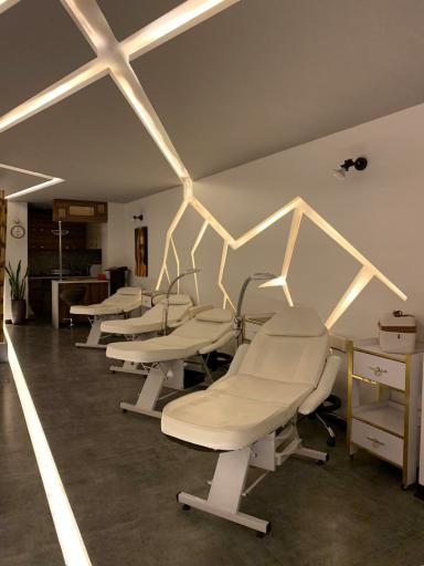 عکس سالن زیبایی رعنا وارونا