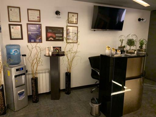 عکس سالن زیبایی رعنا وارونا