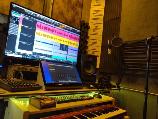 عکس استودیو 8 ابرناک