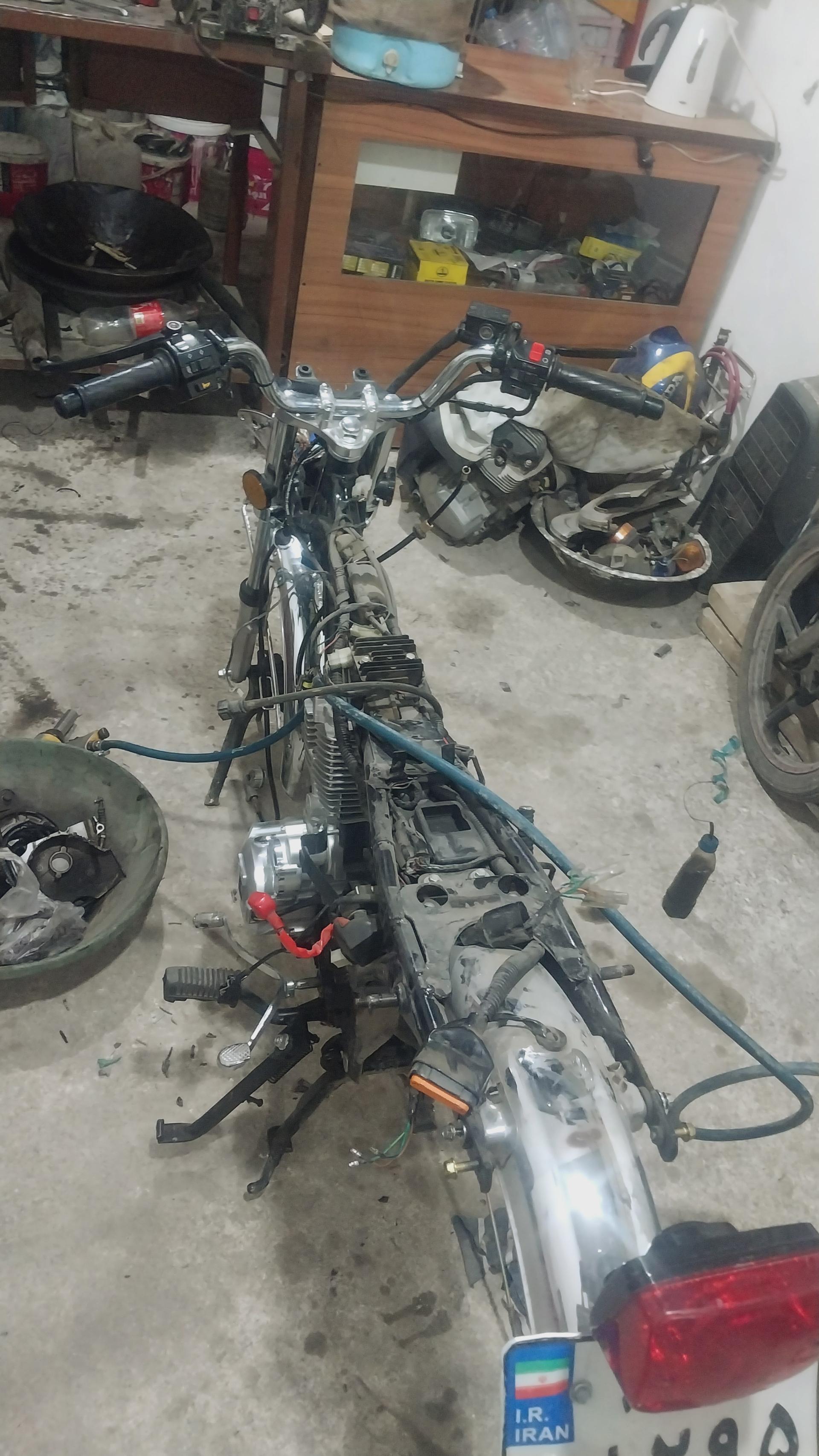 عکس تعمیرگاه موتورسیکلت محمد ایزدجو