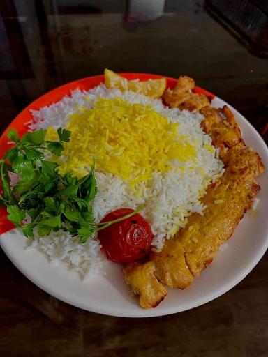 عکس تهیه غذای یلدا