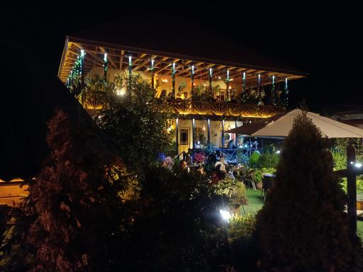 عکس کافه گیلیاد