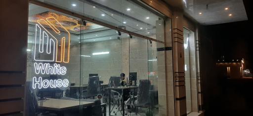 عکس گروه مشاورین املاک خانه سفید