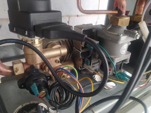 عکس تعمیر تخصصی پکیچ و آبگرمکن