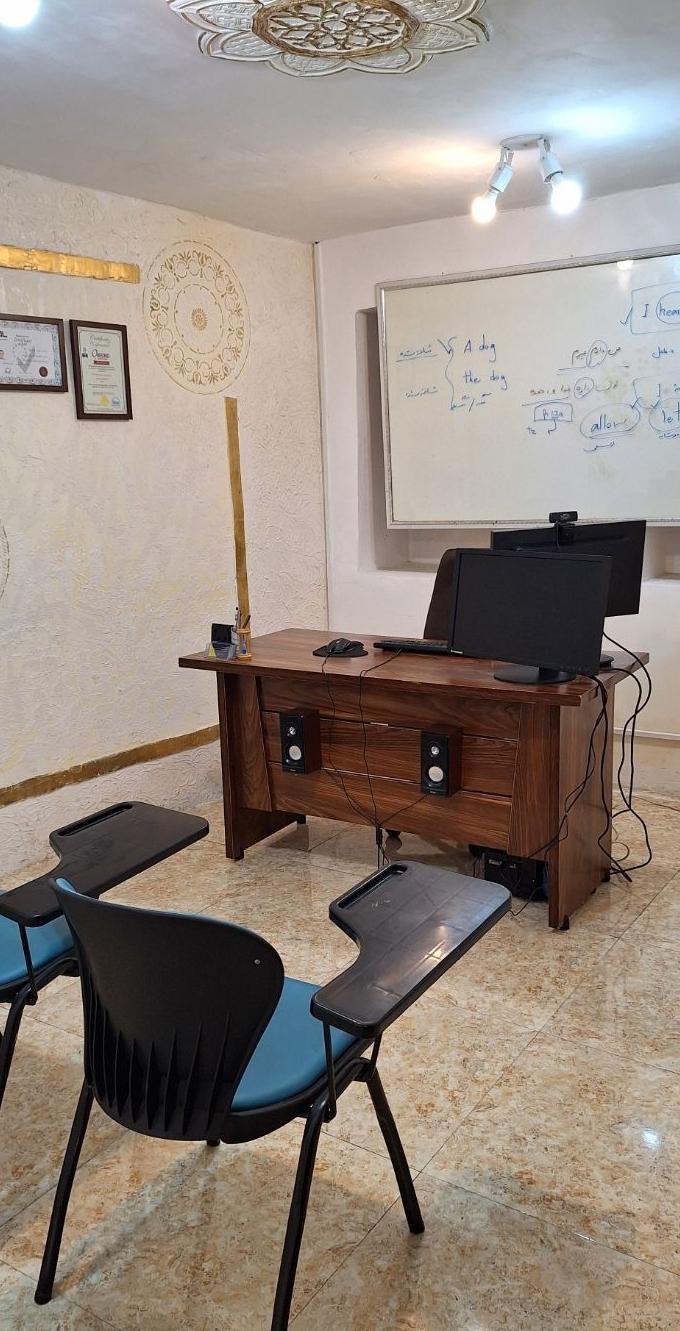 عکس آکادمی زبان کریم پور 