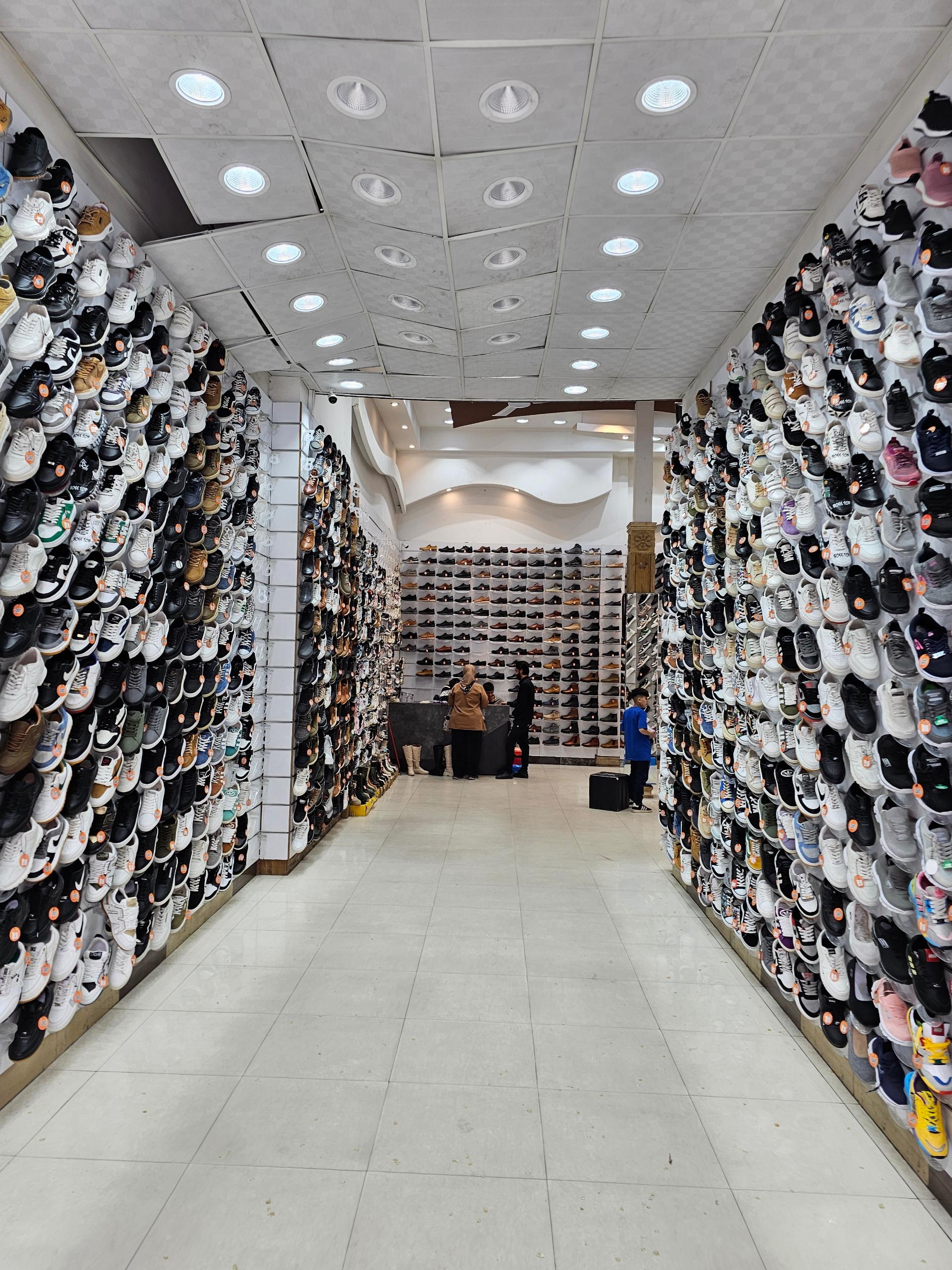 عکس فروشگاه کفش و کتونی بش قارداش