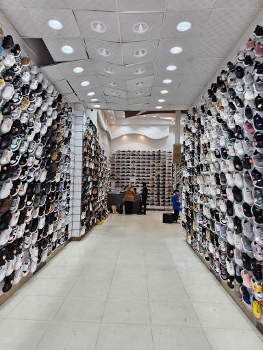 عکس فروشگاه کفش و کتونی بش قارداش