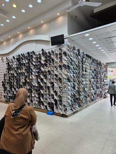 عکس فروشگاه کفش و کتونی بش قارداش