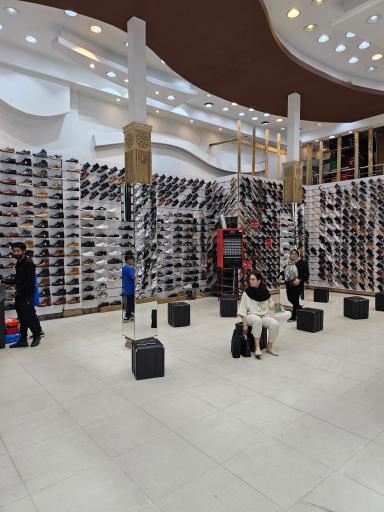 عکس فروشگاه کفش و کتونی بش قارداش