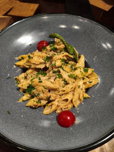 عکس کافه سپید و سیاه